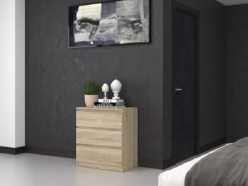 Komoda WALMA M3 v modernom dizajne je vhodná do každého interiéru, pretože v sebe spája jednoduchosť a eleganciu. Určite oceníte aj tri praktické zásuvky, kde si môžete uložiť dokumenty, oblečenie alebo iné potrebné veci. Komoda je vyrobená z kvalitnej LTD dosky, ktorá je nenáročná na údržbu a odolná voči poškriabaniu. Hrany sú chránené ABS páskou. Komoda má bezúchytový systém otvárania, takže Vám v priestore nebudú zavadziať žiadne úchyty a zároveň to posilní jej moderný dizajn.Rozmery (ŠxVxH) : 70 x 77 x 40 cmFarebné prevedenie : dub sonomaDodávame v demonte.