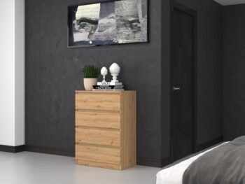 Komoda WALMA M4 v modernom dizajne je vhodná do každého interiéru, pretože v sebe spája jednoduchosť a eleganciu. Určite oceníte aj štyri praktické zásuvky, kde si môžete uložiť dokumenty, oblečenie alebo iné potrebné veci. Komoda je vyrobená z kvalitnej LTD dosky, ktorá je nenáročná na údržbu a odolná voči poškriabaniu. Hrany sú chránené ABS páskou. Komoda má bezúchytový systém otvárania, takže Vám v priestore nebudú zavadziať žiadne úchyty a zároveň to posilní jej moderný dizajn.Rozmery (ŠxVxH) : 70 x 97 x 40 cmFarebné prevedenie : dub artisanDodávame v demonte. 