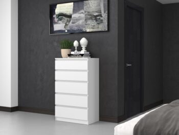 Komoda WALMA M5 v modernom dizajne je vhodná do každého interiéru, pretože v sebe spája jednoduchosť a eleganciu. Určite oceníte aj päť praktických zásuviek, kde si môžete uložiť dokumenty, oblečenie alebo iné potrebné veci. Komoda je vyrobená z kvalitnej LTD dosky, ktorá je nenáročná na údržbu a odolná voči poškriabaniu. Hrany sú chránené ABS páskou. Komoda má bezúchytový systém otvárania, takže Vám v priestore nebudú zavadziať žiadne úchyty a zároveň to posilní jej moderný dizajn.Rozmery (ŠxVxH) : 70 x 112 x 40 cmFarebné prevdenie : bielaDodávame v demonte.