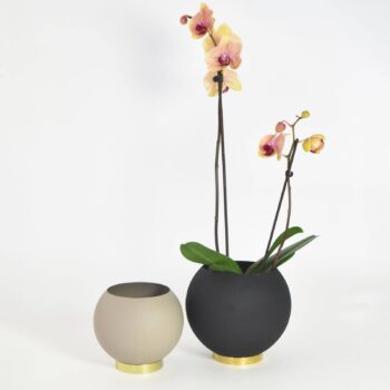 AYTM Globe kvetináč, Ø 21 cm, čierna farba, hliník, oceľ