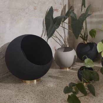 AYTM Globe kvetináč, Ø 60 cm, čierna farba, hliník, oceľ