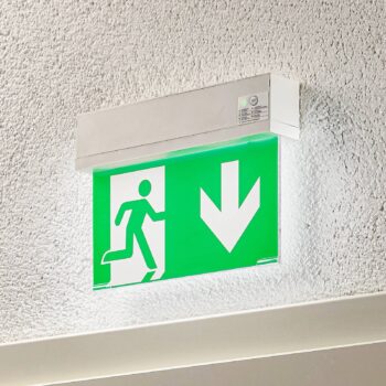 Arcchio LED núdzové svetlo Nevian, dobíjateľná batéria, plexisklo, výška