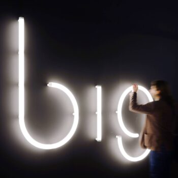 Artemide Alphabet of Light malé písmeno na stenu g