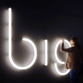 Artemide Alphabet of Light malé písmeno na stenu q