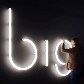 Artemide Alphabet of Light malé písmeno na stenu w