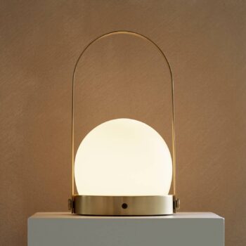 Audo Carrie LED lampa, nabíjateľná, mosadzná