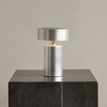 Audo Column stolová lampa s batériou, IP44, hliník