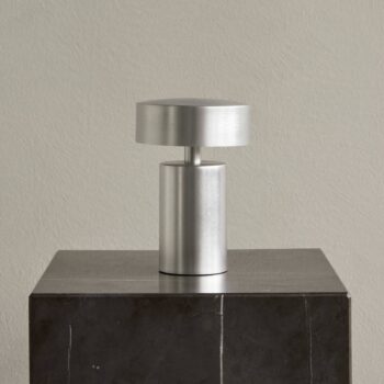 Audo Column stolová lampa s batériou, IP44, hliník