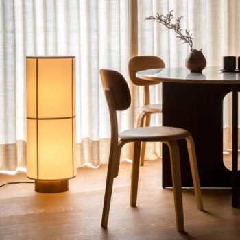 Audo Hashira stojacia lampa so stmievačom prírodná