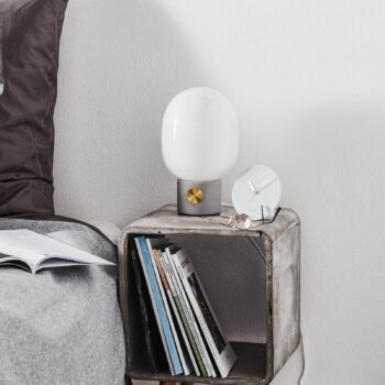 Audo JWDA stolová lampa s betónovým podstavcom