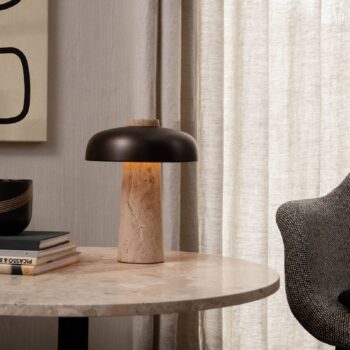 Audo LED stolová lampa Reverse, bronz, travertín, výška 30 cm