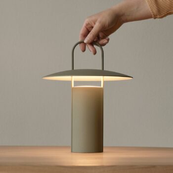 Audo Ray stolová LED lampa, prenosná, zelená
