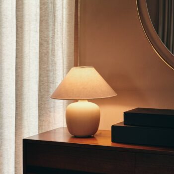 Audo Torso stolová LED lampa, biela/biela, 37 cm