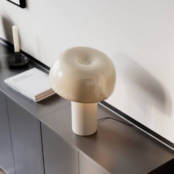 By Rydéns stolová lampa Lean on Me, béžová, výška 45 cm