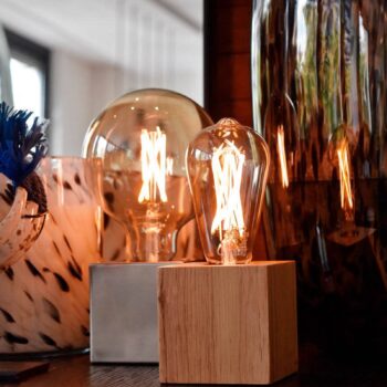 Calex stolová lampa v tvare kocky s drevenou dyhou