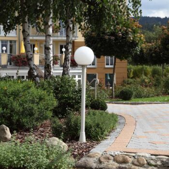 Chodníkové svietidlo číra krištáľová guľa, biele