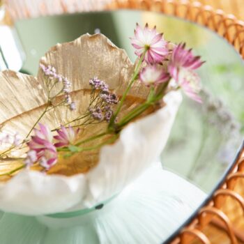 Dekoratívna miska KARE Flower Bloom, krémová/zlatá, ručne vyrábaná