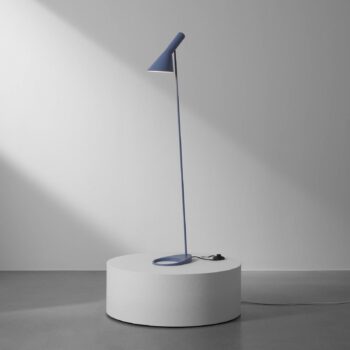Dizajnová stojacia lampa Louis Poulsen AJ modrošedá