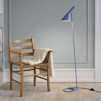 Dizajnová stojacia lampa Louis Poulsen AJ modrošedá