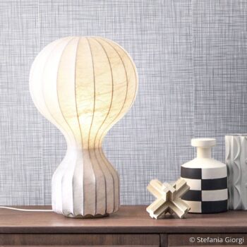 Dizajnová stolová lampa FLOS Gatto Piccolo, biela, výška 30 cm