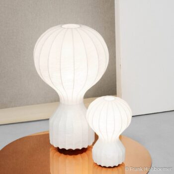 Dizajnová stolová lampa FLOS Gatto Piccolo, biela, výška 30 cm