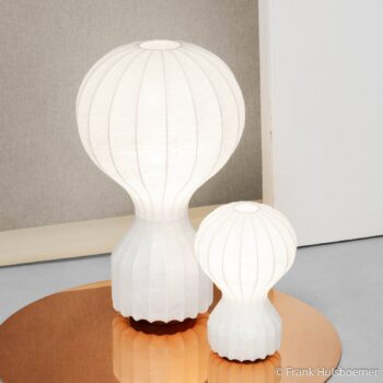 Dizajnová stolová lampa FLOS Gatto, biela, výška 56 cm