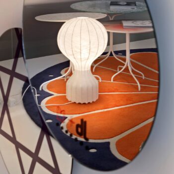 Dizajnová stolová lampa FLOS Gatto, biela, výška 56 cm