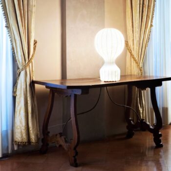 Dizajnová stolová lampa FLOS Gatto, biela, výška 56 cm