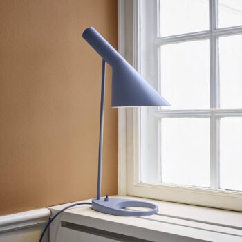 Dizajnová stolová lampa Louis Poulsen AJ modrošedá