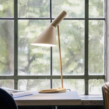 Dizajnová stolová lampa Louis Poulsen AJ sand