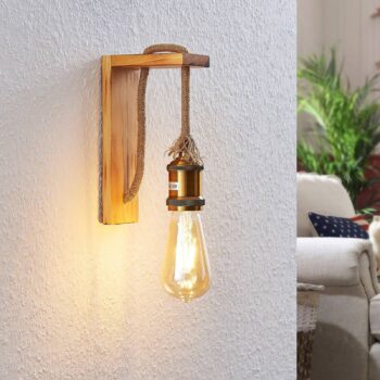 Drevená nástenná lampa Helou s viditeľnou objímkou