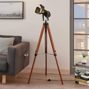 Drevená stojaca lampa Hilma s trojnohým stojanom