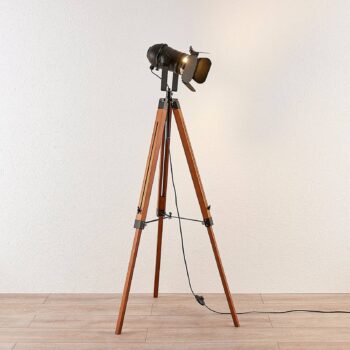 Drevená stojaca lampa Hilma s trojnohým stojanom