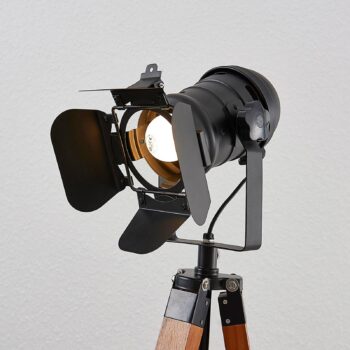 Drevená stojaca lampa Hilma s trojnohým stojanom
