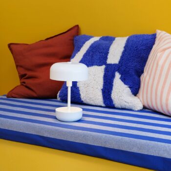 Dyberg Larsen Haipot LED stolná lampa nabíjateľná batériou biela