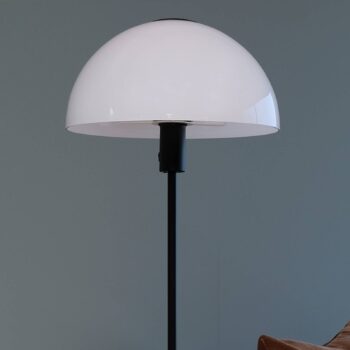 Dyberg Larsen Jazz stojaca lampa, opál/čierna