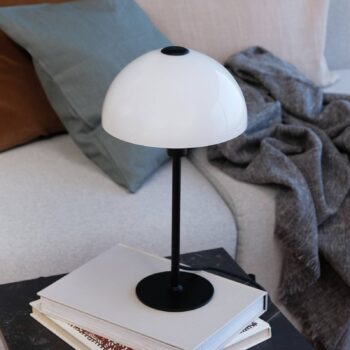 Dyberg Larsen Jazz stolná lampa, opál/čierna