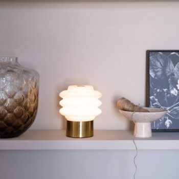 Dyberg Larsen LED dobíjacia stolová lampa Diva, biela/mosadzná farba