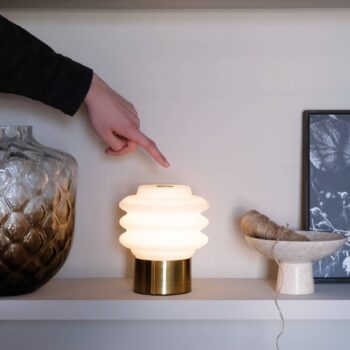 Dyberg Larsen LED dobíjacia stolová lampa Diva, biela/mosadzná farba
