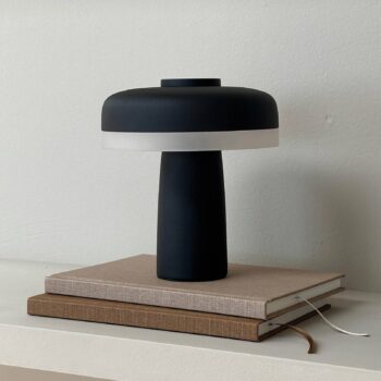 Dyberg Larsen LED dobíjacia stolová lampa Porter, čierna, 16 cm