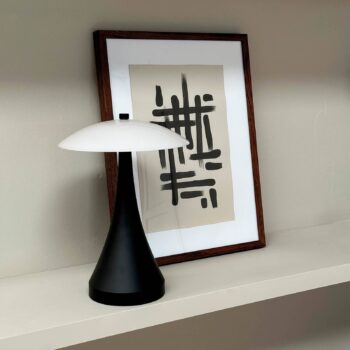 Dyberg Larsen LED dobíjacia stolová lampa Vienna, čierna/opál 28 cm