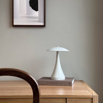 Dyberg Larsen LED dobíjacia stolová lampa Vienna, krémová, výška 28 cm