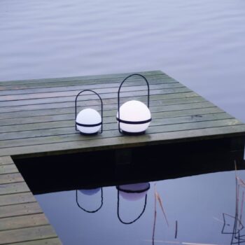 Dyberg Larsen LED solárna lampa Summer, biela/čierna výška 26 cm