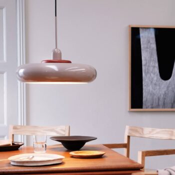 Dyberg Larsen Planet závesná lampa, mliečna biela, Ø 40 cm, kov