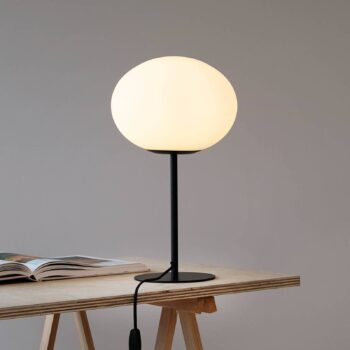 Dyberg Larsen Princess stolová lampa, opál/čierna, 48,5 cm