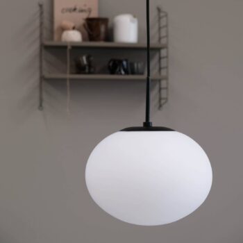 Dyberg Larsen Princess závesná lampa, opál/čierna, Ø 28 cm