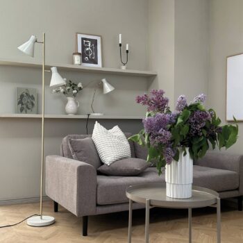 Dyberg Larsen Sleep stojacia lampa, tmavo biela, výška 165 cm, oceľ
