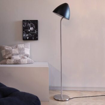 Dyberg Larsen stojacia lampa Oulu, čierna/oceľ, výška 128 cm