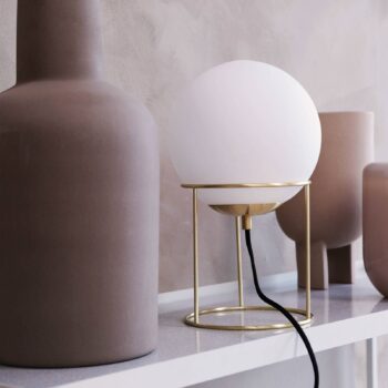 Dyberg Larsen stolová lampa Madrid, farba opál/mosadz, 34 cm