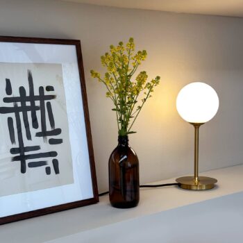 Dyberg Larsen stolová lampa Sia, farba opál/mosadz, výška 12 cm